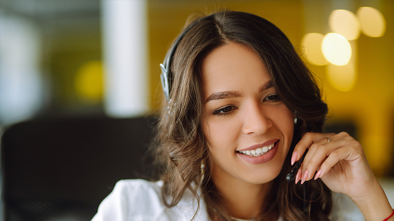 Customer support advisor on the phone